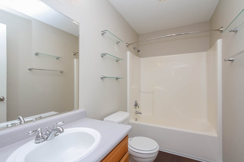 1,570/Mo, 8144 Maple Stream Ln Indianapolis, IN 46217 Bathroom View