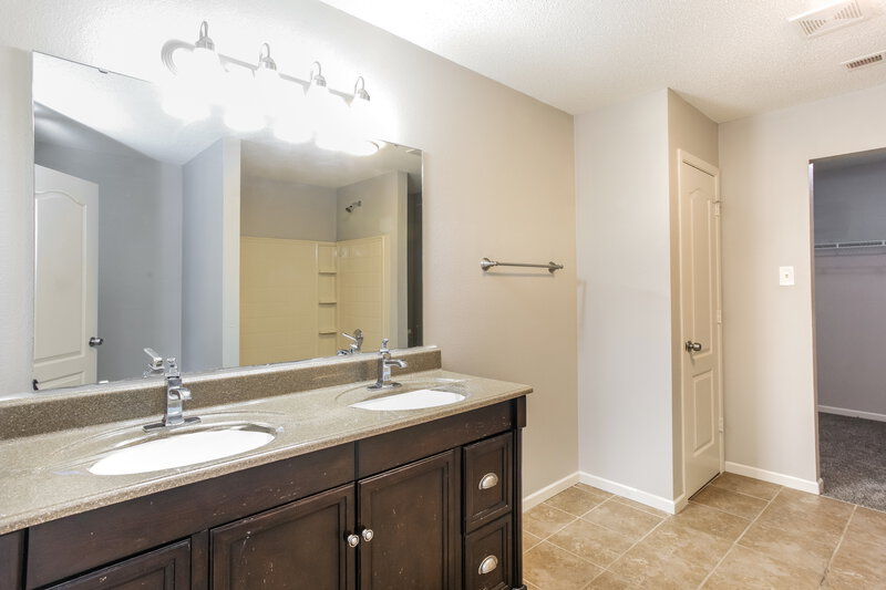 2,150/Mo, 10153 Split Rock Way Indianapolis, IN 46234 Main Bathroom View