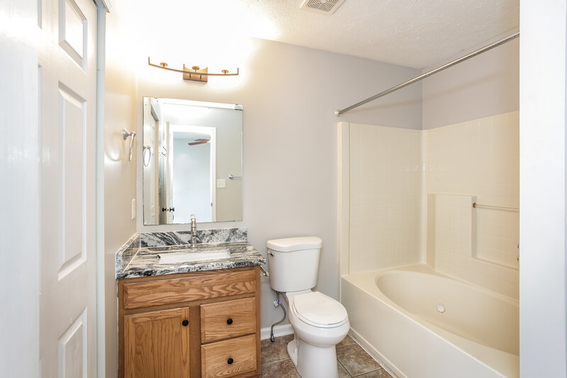 1,795/Mo, 5832 Outer Bank Rd Indianapolis, IN 46239 Main Bathroom View