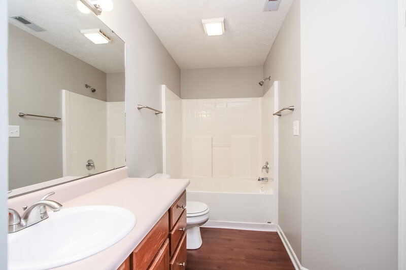 2,050/Mo, 4633 Owls Nest Pl Indianapolis, IN 46254 Master Bathroom View
