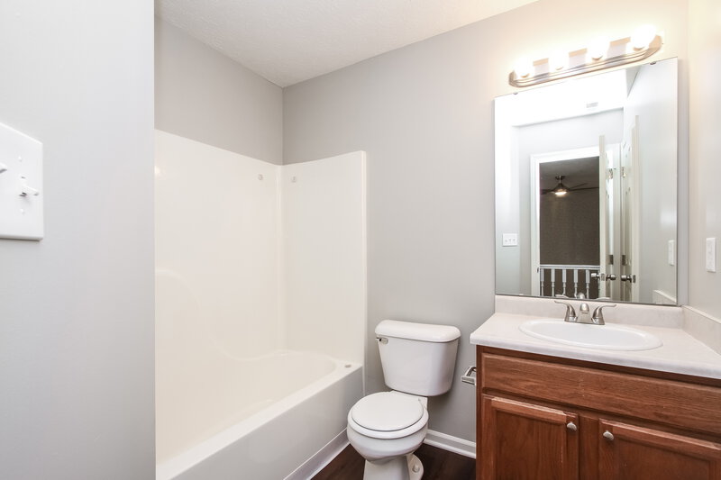 2,050/Mo, 4633 Owls Nest Pl Indianapolis, IN 46254 Bathroom View