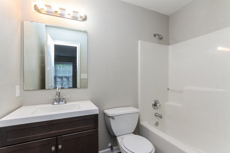 1,860/Mo, 4052 Caddy Way Indianapolis, IN 46268 Bathroom View