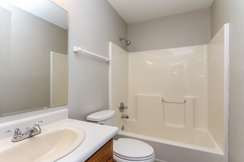 1,860/Mo, 4052 Caddy Way Indianapolis, IN 46268 Bathroom View 2