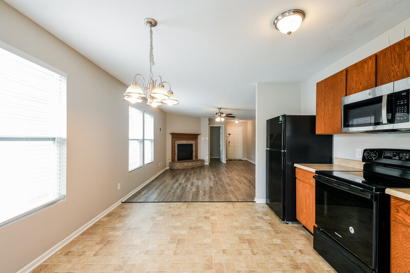 1,710/Mo, 8039 Bach Dr Indianapolis, IN 46239 Dining Room View 2