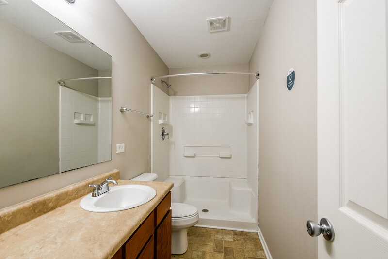 1,710/Mo, 8039 Bach Dr Indianapolis, IN 46239 Main Bathroom View