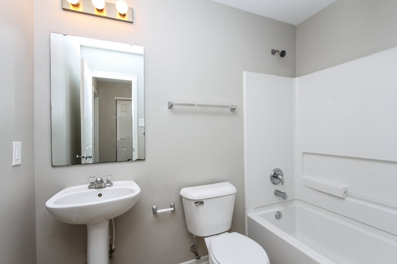 1,755/Mo, 8039 Bach Dr Indianapolis, IN 46239 Bathroom View