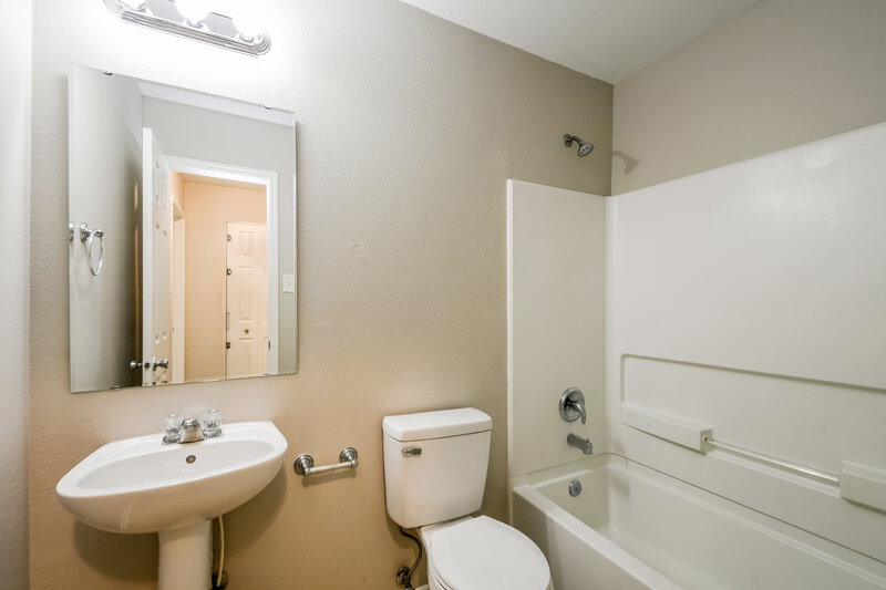 1,710/Mo, 8039 Bach Dr Indianapolis, IN 46239 Bathroom View