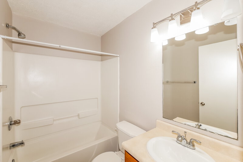 1,760/Mo, 10309 Cadogan Dr Indianapolis, IN 46236 Main Bathroom View