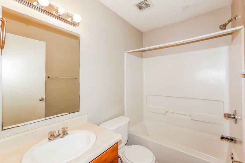 1,760/Mo, 10309 Cadogan Dr Indianapolis, IN 46236 Bathroom View