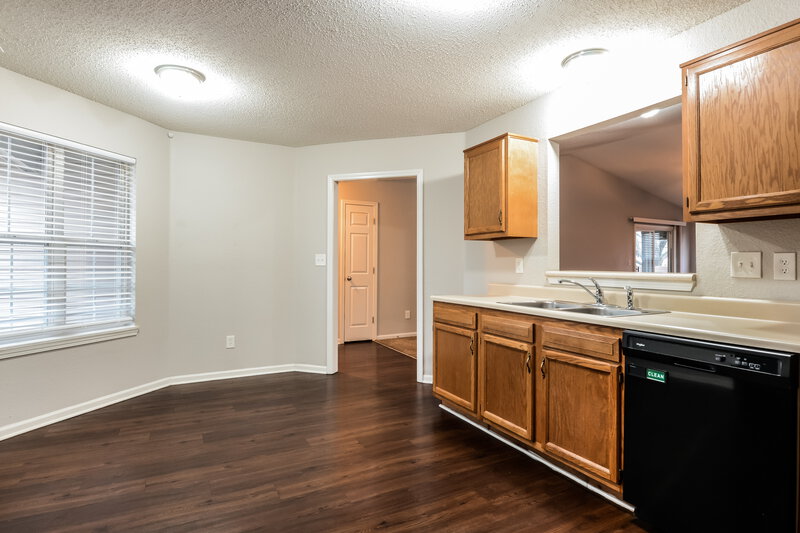 1,800/Mo, 1456 Galway Ct Indianapolis, IN 46217 Kitchen View 3