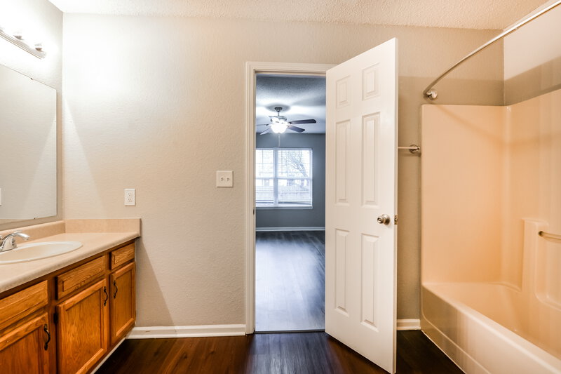 1,800/Mo, 1456 Galway Ct Indianapolis, IN 46217 Main Bathroom View