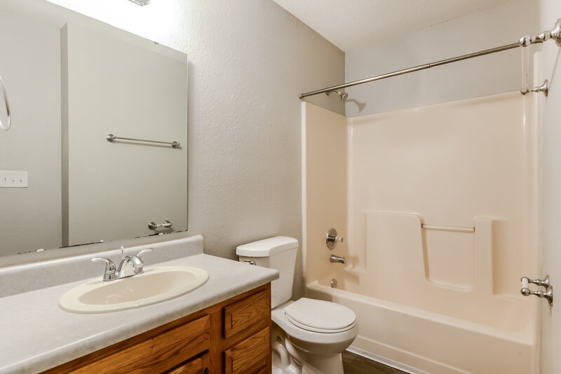 1,800/Mo, 1456 Galway Ct Indianapolis, IN 46217 Bathroom View