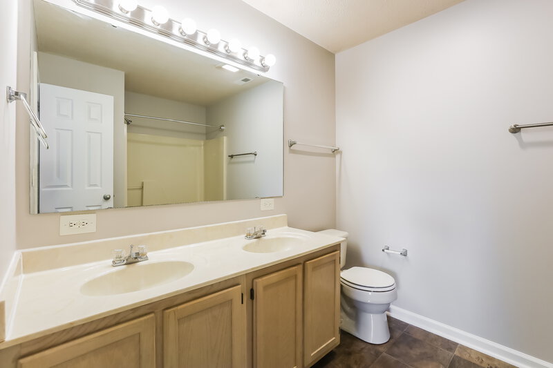 1,860/Mo, 1852 Kayla Dr Indianapolis, IN 46234 Main Bathroom View
