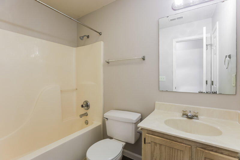 1,860/Mo, 1852 Kayla Dr Indianapolis, IN 46234 Bathroom View