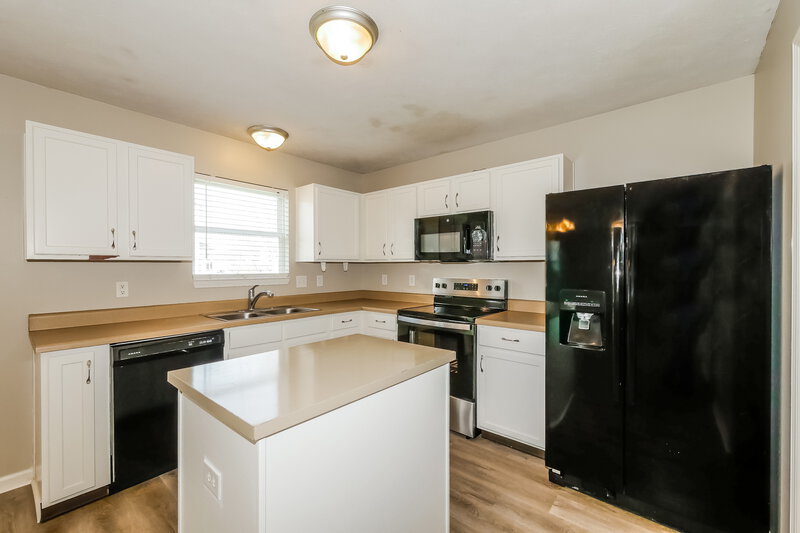2,055/Mo, 1361 Blue Ridge Ln Brownsburg, IN 46112 Kitchen View 2