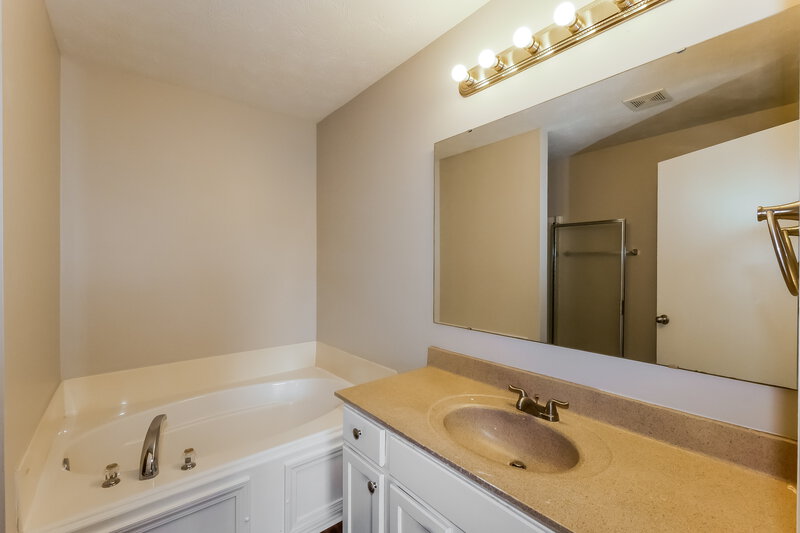 2,055/Mo, 1361 Blue Ridge Ln Brownsburg, IN 46112 Main Bathroom View