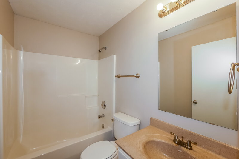 2,055/Mo, 1361 Blue Ridge Ln Brownsburg, IN 46112 Bathroom View