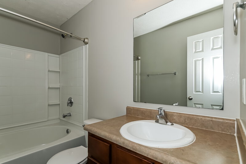 1,935/Mo, 1396 Pencross Ln Greenwood, IN 46143 Main Bathroom View