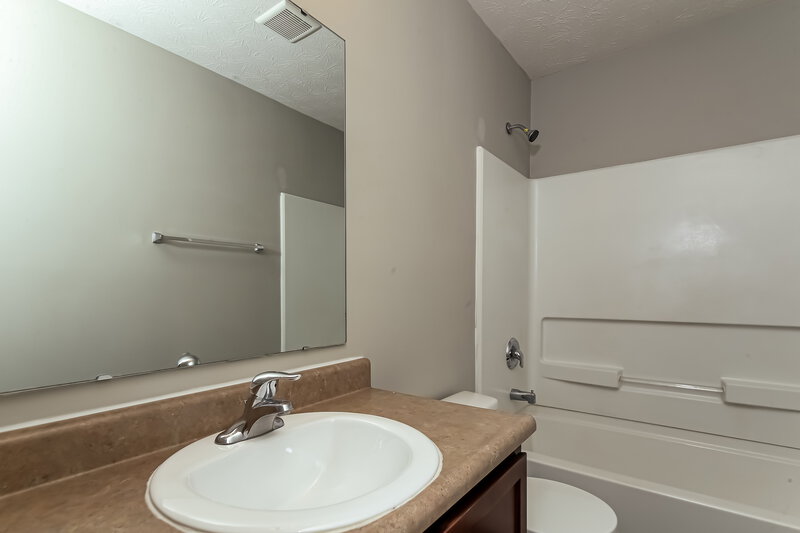1,935/Mo, 1396 Pencross Ln Greenwood, IN 46143 Bathroom View