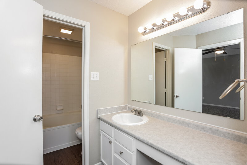 1,690/Mo, 1170 Freemont Ln Greenwood, IN 46143 Main Bathroom View