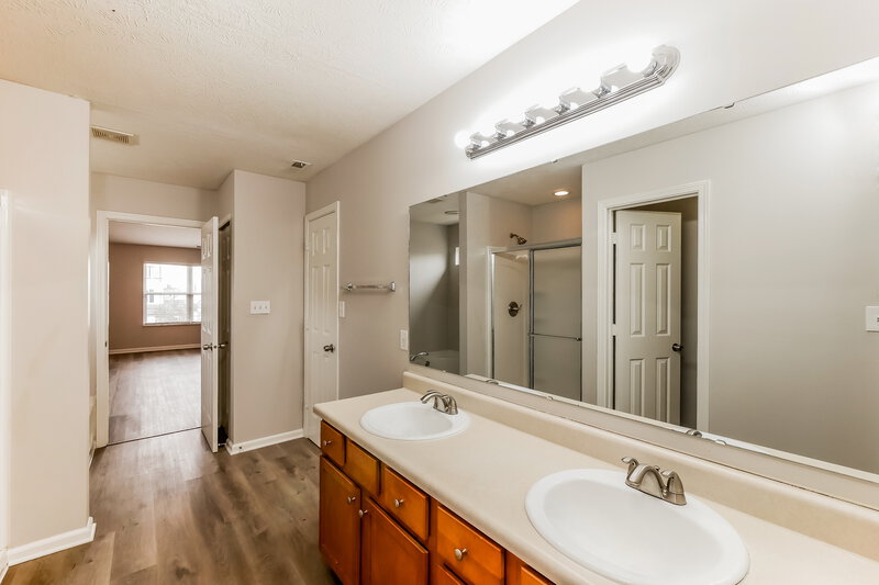 3,300/Mo, 5742 Twin River Ln Indianapolis, IN 46239 Main Bathroom View