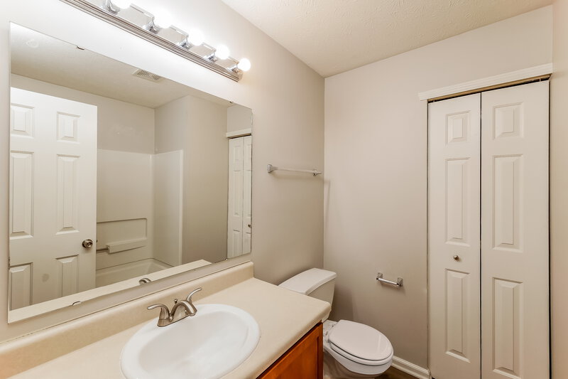 3,300/Mo, 5742 Twin River Ln Indianapolis, IN 46239 Bathroom View