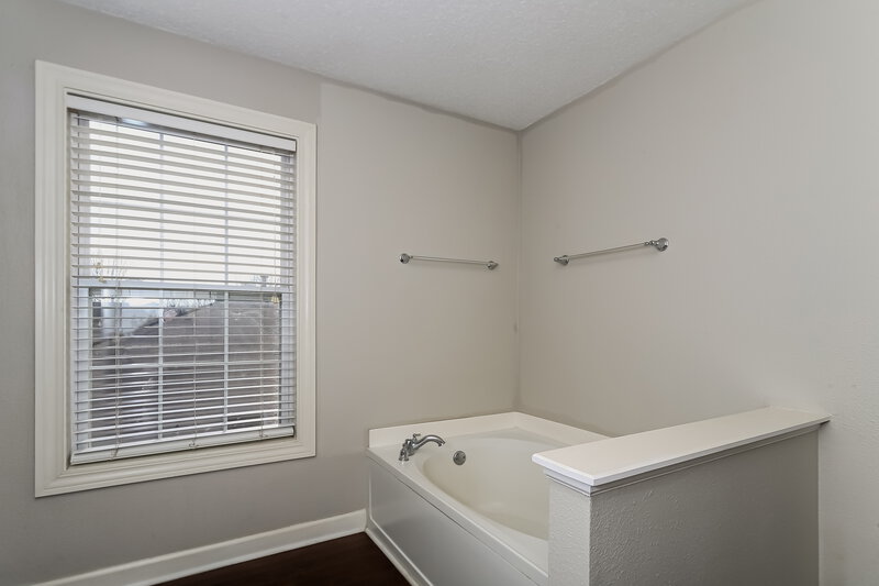 2,375/Mo, 5427 Montavia Ln Indianapolis, IN 46239 Main Bathroom View