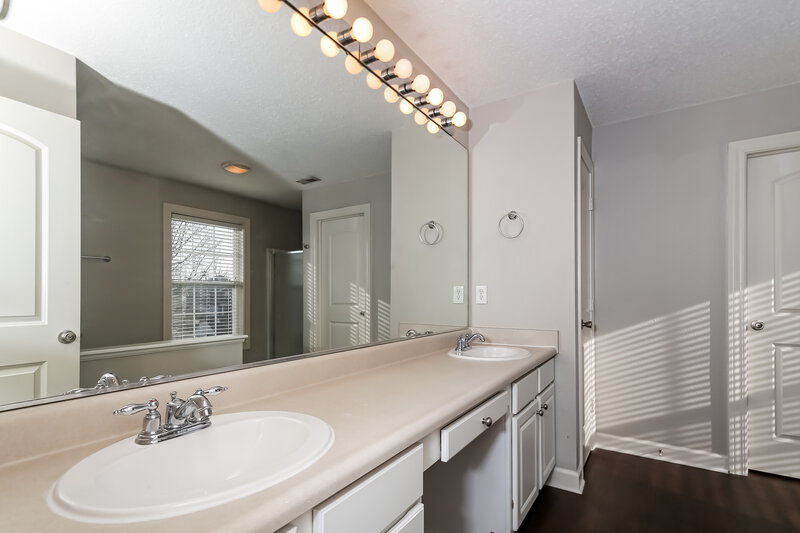 2,375/Mo, 5427 Montavia Ln Indianapolis, IN 46239 Main Bathroom View 2