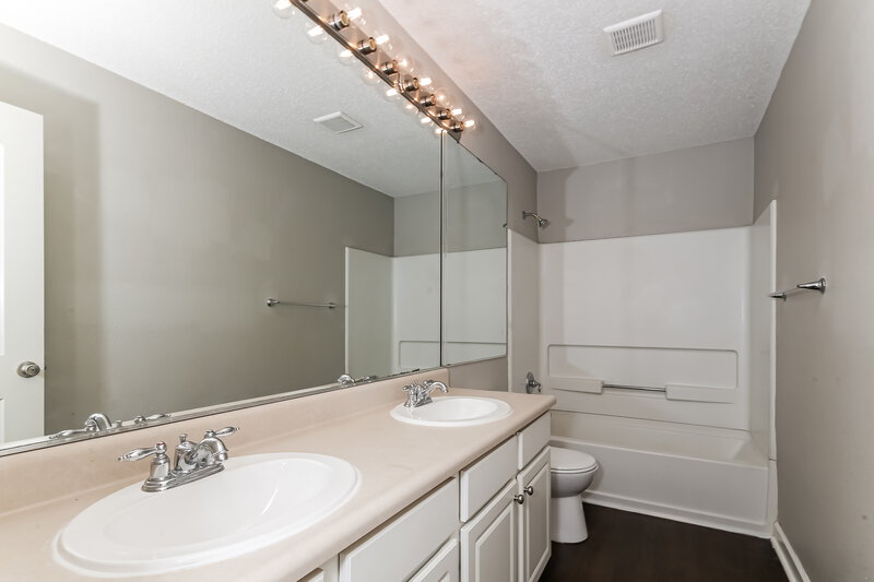 2,375/Mo, 5427 Montavia Ln Indianapolis, IN 46239 Bathroom View