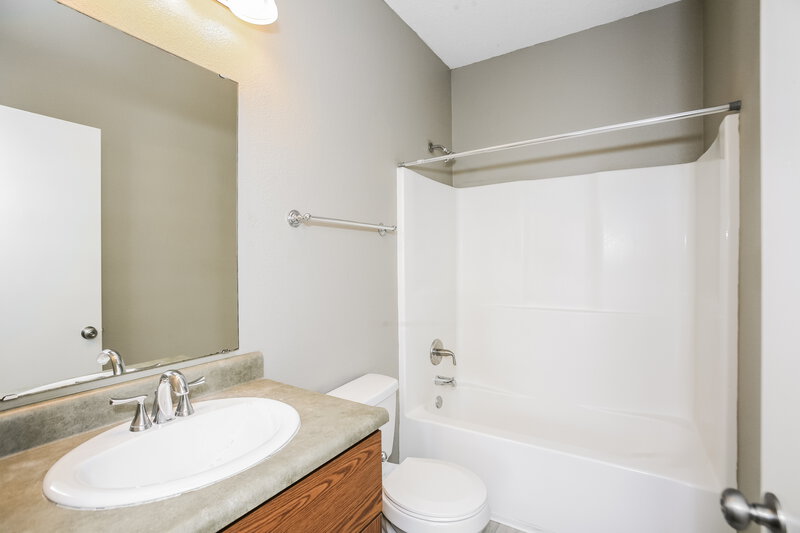 1,980/Mo, 12482 Old Pond Rd Noblesville, IN 46060 Main Bathroom View