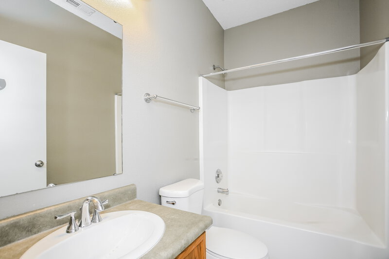 1,980/Mo, 12482 Old Pond Rd Noblesville, IN 46060 Bathroom View
