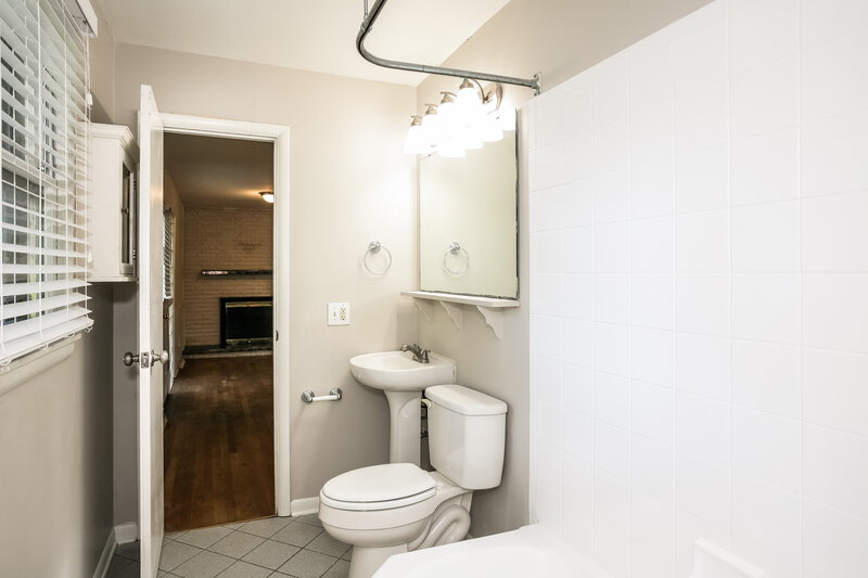 1,825/Mo, 7605 Kimberly Dr Indianapolis, IN 46256 Main Bathroom View
