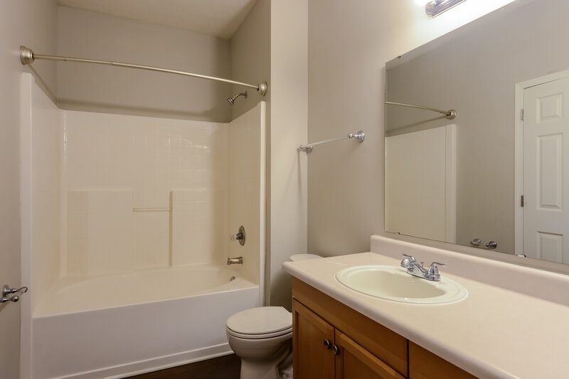 1,940/Mo, 7902 Valley Stream Dr Indianapolis, IN 46237 Main Bathroom View