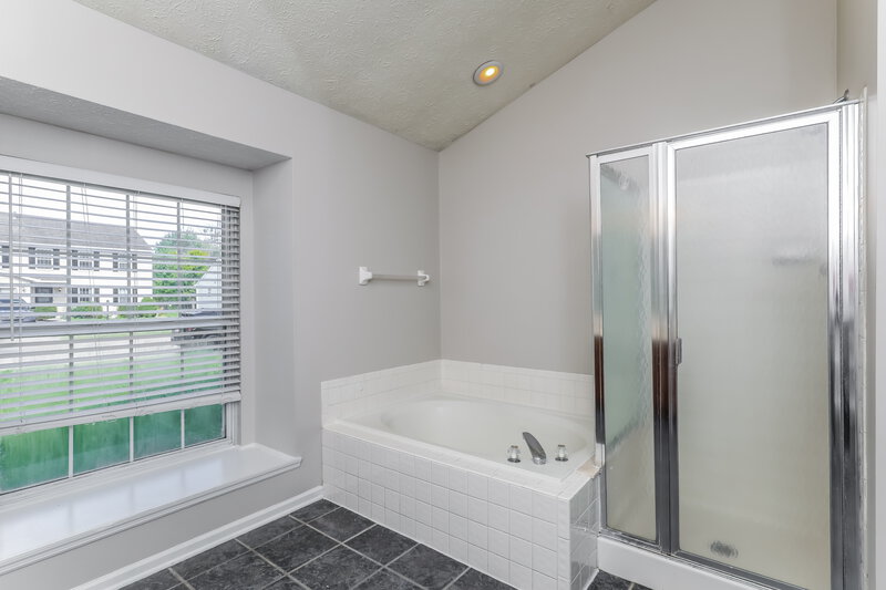 2,345/Mo, 401 Creekstone Dr Indianapolis, IN 46239 Main Bathroom View
