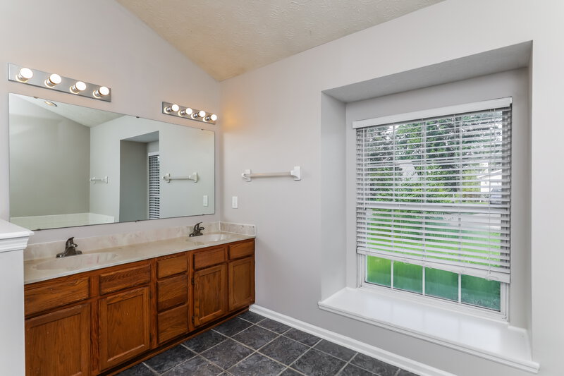 2,345/Mo, 401 Creekstone Dr Indianapolis, IN 46239 Main Bathroom View 2