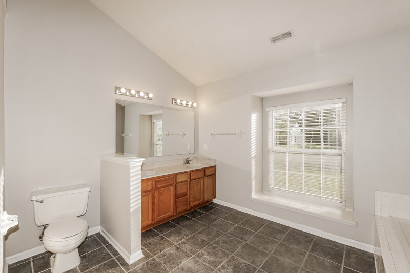 2,345/Mo, 401 Creekstone Dr Indianapolis, IN 46239 Main Bathroom View