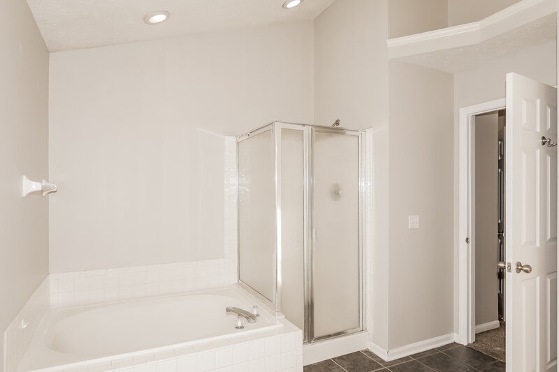 2,345/Mo, 401 Creekstone Dr Indianapolis, IN 46239 Main Bathroom View 2