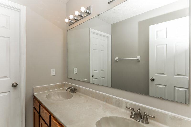 2,345/Mo, 401 Creekstone Dr Indianapolis, IN 46239 Bathroom View