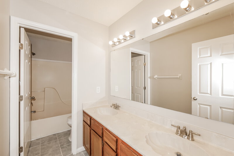 2,345/Mo, 401 Creekstone Dr Indianapolis, IN 46239 Main Bathroom View 3