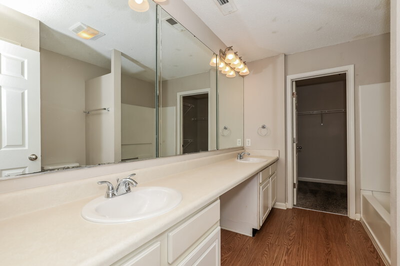 1,910/Mo, 5666 High Timber Ln Indianapolis, IN 46235 Main Bathroom View