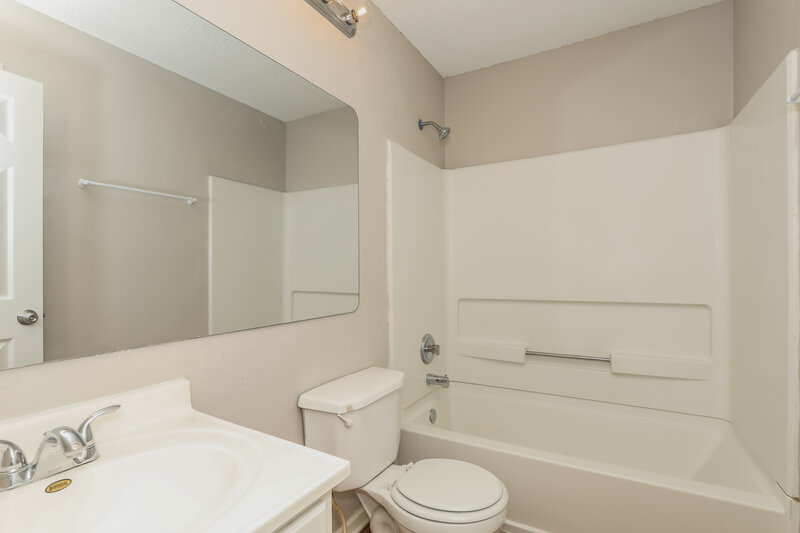 1,910/Mo, 5666 High Timber Ln Indianapolis, IN 46235 Bathroom View