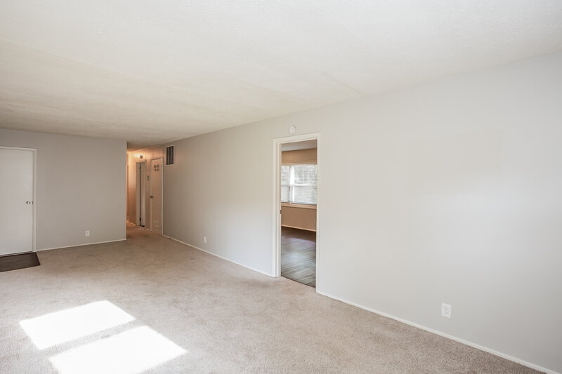 1,490/Mo, 3750 E 77th St Indianapolis, IN 46240 Living Room View 2