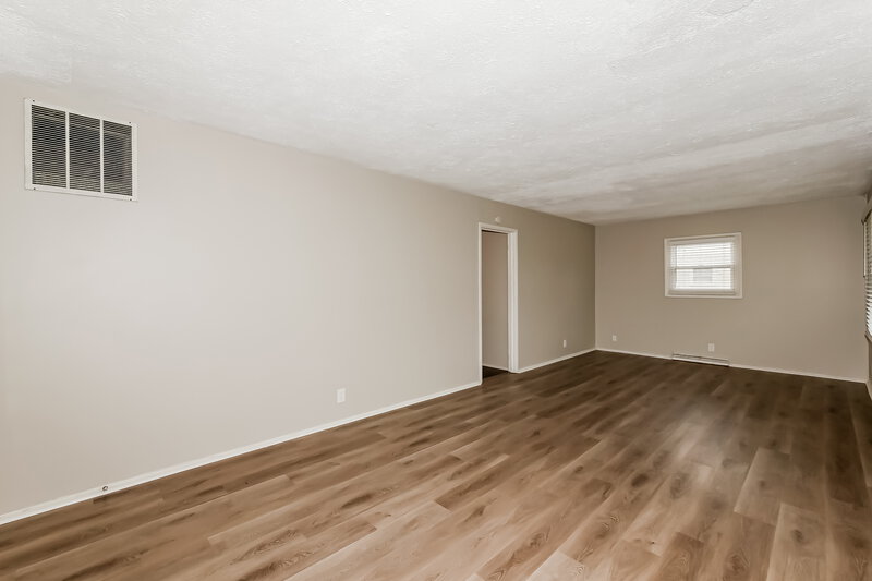 0/Mo, 3750 E 77th St Indianapolis, IN 46240 Living Room View