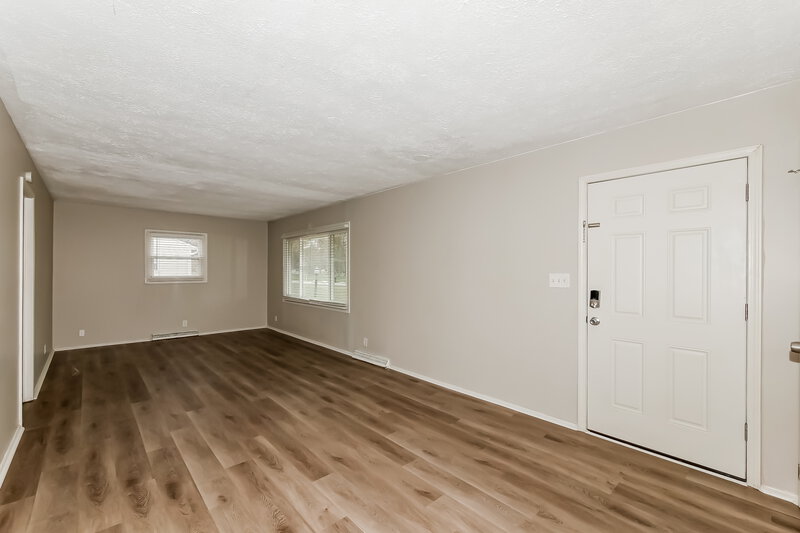 0/Mo, 3750 E 77th St Indianapolis, IN 46240 Living Room View 2