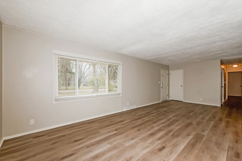 0/Mo, 3750 E 77th St Indianapolis, IN 46240 Living Room View 3