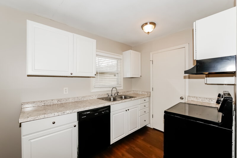 0/Mo, 3750 E 77th St Indianapolis, IN 46240 Kitchen View