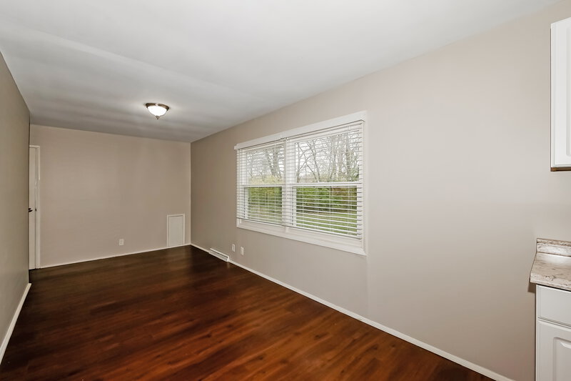 0/Mo, 3750 E 77th St Indianapolis, IN 46240 Family Room View