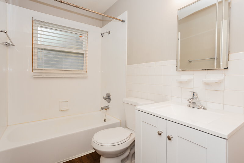 1,490/Mo, 3750 E 77th St Indianapolis, IN 46240 Master Bathroom View