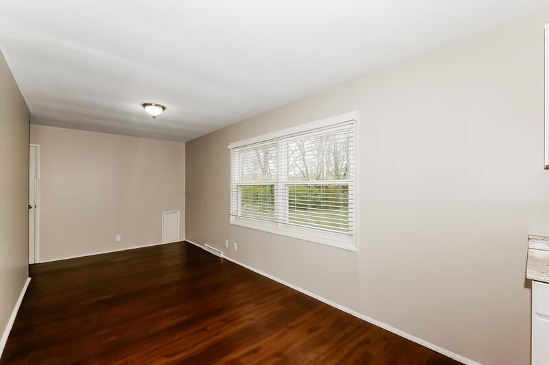 0/Mo, 3750 E 77th St Indianapolis, IN 46240 Family Room View 2