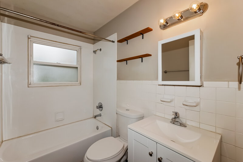 0/Mo, 3750 E 77th St Indianapolis, IN 46240 Bathroom View